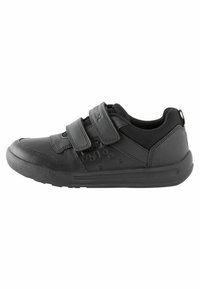 Chaussure de sport noire en matériau synthétique avec des bandes Velcro, un embout texturé et des empiècements en maille pour une meilleure respirabilité. Semelle en caoutchouc plate.