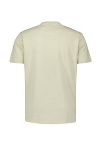 Lichtbeige T-shirt met korte mouwen, subtiele horizontale strepen, een ronde hals en een zachte textuur. Geen zichtbare logo's of accenten.
