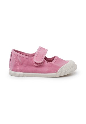 Zapato Mary Jane de lona rosa con suela y puntera de goma blanca, asegurado con una única tira de Velcro.
