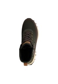 Scarpa da trekking a taglio medio di colore verde scuro con lacci viola, suola in gomma antiscivolo, colletto imbottito e dettagli in beige. Tessuto sintetico leggero e resistente.