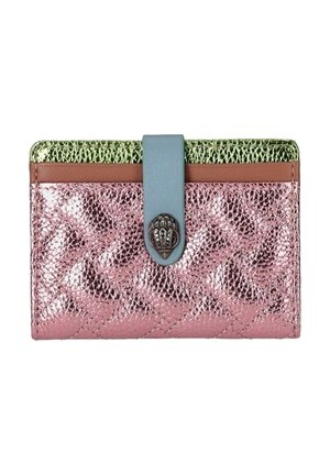 Piccolo portafoglio con corpo trapuntato rosa metallizzato, bordo superiore verde testurizzato, rifinitura marrone e chiusura a strappo blu con emblema metallico decorativo.