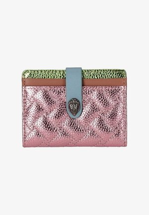Piccolo portafoglio con corpo trapuntato rosa metallizzato, bordo superiore verde testurizzato, rifinitura marrone e chiusura a strappo blu con emblema metallico decorativo.