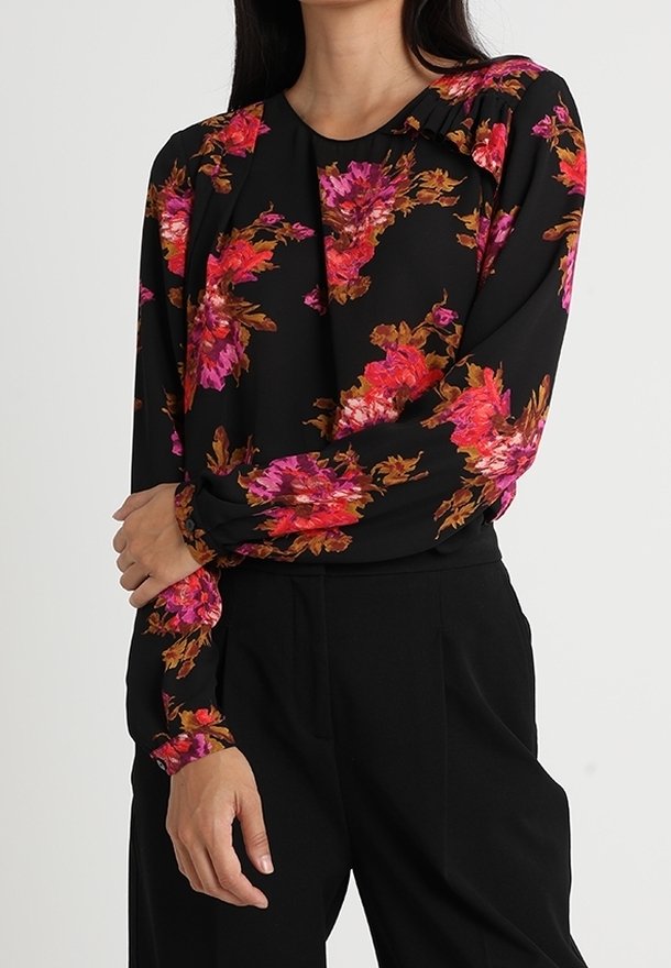 Blusa a maniche lunghe nera con un vivace motivo floreale rosa e arancione. Presenta un collo rotondo e delicate pieghe sulle spalle.