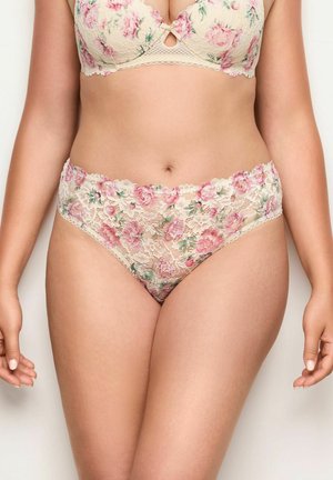 Sutien din dantelă florală pentru femei și chiloți asortați cu decupaj înalt, într-o nuanță de bej moale, cu modele de flori roz și verzi, prezentate din mijlocul pieptului până la partea superioară a coapselor.