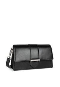Borsa a tracolla in pelle nera con chiusura a patta, accessori in hardware argentato e tracolla regolabile. Presenta una texture liscia e un design strutturato.