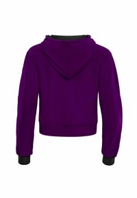 Violet kroptā nem, ar melnu odere kapuci, ribotām aprocēm un kabatu uz kreisā piedurknes. Gluda tekstūra, ikdienišķs dizains.
