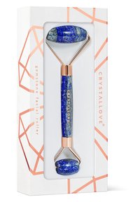 masażer do twarzy z kamienia szlachetnego z uchwytem z niebieskiego lapis lazuli, złotymi akcentami i pudełkiem z geometrycznymi wzorami w białym i różowym złocie.
