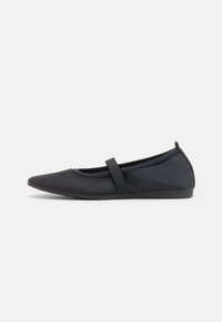 Scarpa piatta nera con punta affusolata, fascia elastica sul collo del piede, materiale sintetico liscio e suola testurizzata.