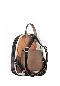 Sac à dos avec un design abstrait multicolore et un extérieur en tissu lisse. Comprend une poche avant texturée marron et des bretelles noires.