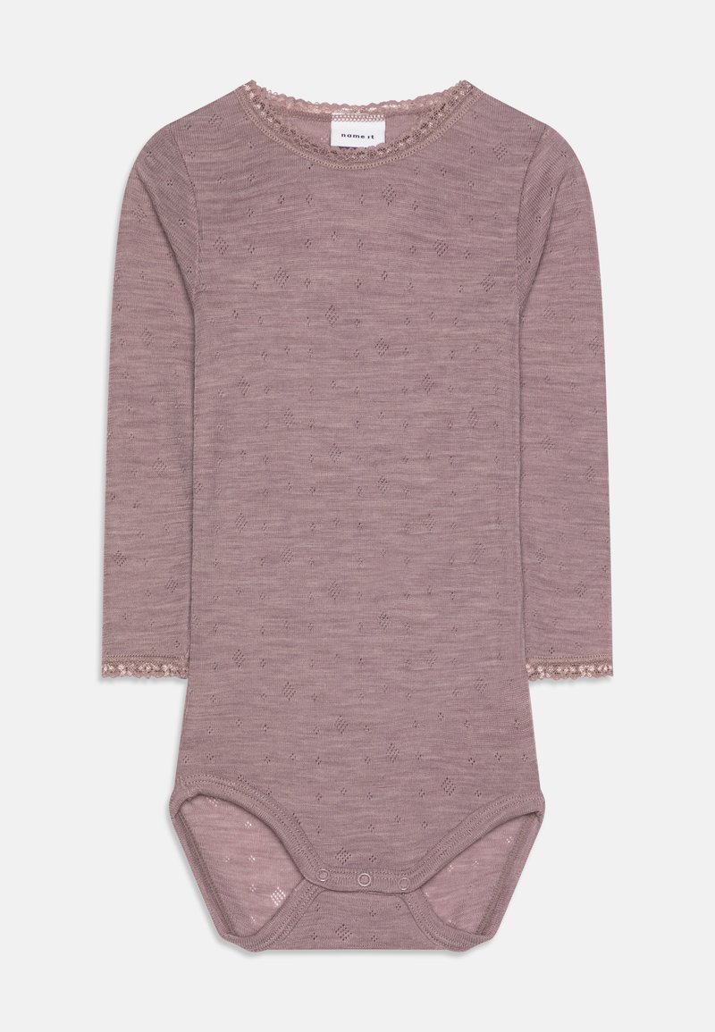 Dlouhý rukáv mauve body z texturované látky s jemným krajkovým lemem na výstřihu a rukávech, s patentním zapínáním ve spodní části.