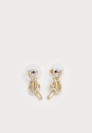 Orecchini dorati con un design attorcigliato e strass trasparenti lungo i cerchi, fissati con retro trasparenti per un look discreto.