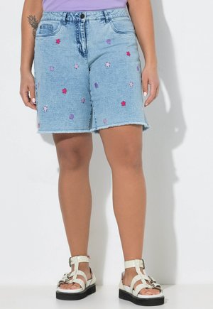 Angel of Style STAR EMBROIDERED STRETCH-FIT BERMUDA SHORTS - Denimshorts - light blue