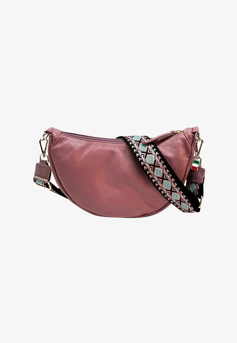 Rode leren crossbody tas in de vorm van een halve maan, met een geprint verstelbaar hengsel en een ritsluiting voor veilige toegang.