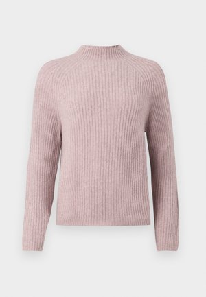 Suéter de punto acanalado en rosa suave, con un cuello alto y mangas largas. La tela tiene una textura suave con un brillo sutil.