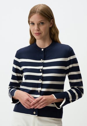 Marineblauwe en witte gestreepte cardigan met ronde hals, knoopsluiting, gladde textuur en driekwartmouwen met afgewerkte manchetten.