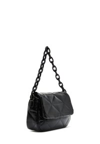 Borsa a spalla nera trapuntata con tracolla a catena, dotata di chiusura a pattina e superficie liscia e lucida. Forma compatta e strutturata.