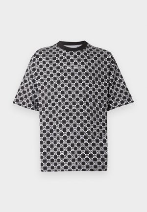 Cămașă cu mâneci scurte, alb-negru, cu model în carouri și simboluri ale păcii circulare repetate, cu guler negru.