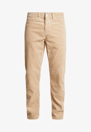 Pantalones de pana beige con estrías verticales, diseño de cinco bolsillos, cierre de botón metálico y corte recto. Textura suave, estilo casual.