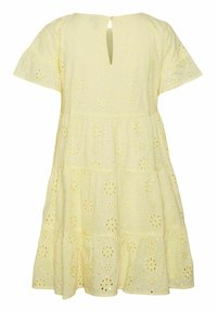 Gele katoenen jurk met korte mouwen, geborduurde bloemenpatronen, een gelaagde stijl en een sleutelgat met knoopsluiting aan de achterkant.