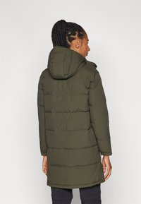 Patagonia DOWNDRIFT PARKA - Páperový kabát - pine needle green