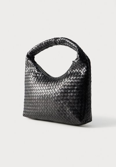 Μαύρη υφαντή δερμάτινη τσάντα χειρός με στρογγυλό χερούλι, δομημένο σχήμα, ομαλή υφή και κλείσιμο με φερμουάρ στην κορυφή.