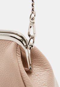 Bata Delninukė - nude