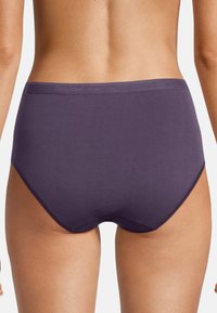 Hooggeknipte paarse katoenen slips met een zachte elastische tailleband en een gladde textuur, ontworpen voor comfort en volledige bedekking aan de achterzijde.