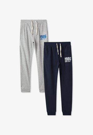 Due paia di pantaloni sportivi, uno grigio con testo blu e uno blu navy con testo bianco, dotati di vita e polsini elasticizzati.