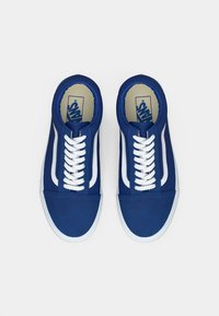 Blaue Leinenschuhe mit weißen Schnürsenkeln, im Low-Top-Design und mit kontrastierenden weißen Seitestreifen. Weicher Stoff und Gummisohlen.