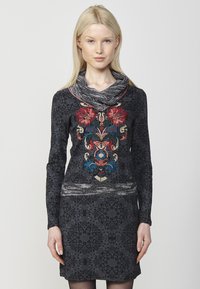 Schwarzes Langarmkleid mit kunstvoller floralem bestickung in Rot, Blau und Weiß, ausgestattet mit einem strukturierten Kragen und einem subtil gemusterten Stoff.