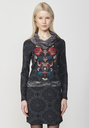 Schwarzes Langarmkleid mit kunstvoller floralem bestickung in Rot, Blau und Weiß, ausgestattet mit einem strukturierten Kragen und einem subtil gemusterten Stoff.