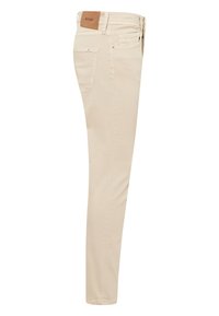 Beige Slim-Fit-Jeans aus Baumwolle, mit einem Leder-Label-Patch auf der Rückseite, fünf Taschen und einer glatten Textur.