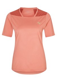 Camiseta deportiva de manga corta en color coral con un diseño de cuello en V, que presenta un patrón de olas texturizado y un panel de hombro de color más oscuro en contraste.