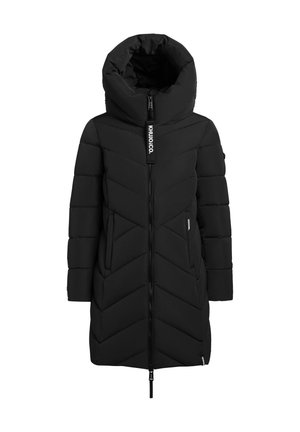 Zwarte pufferjas met een hoge kraag en capuchon. Heeft een chevron-quiltontwerp, vooraan een ritsluiting en zijzakken.