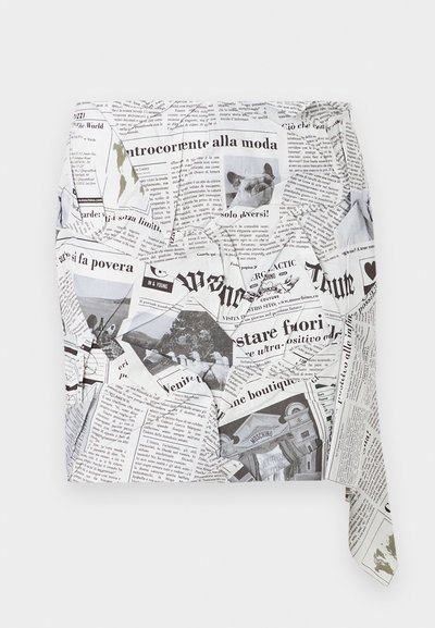 Φούστα με τύπωμα εφημερίδας που περιλαμβάνει διάφορους τίτλους, άρθρα και εικόνες, συμπεριλαμβανομένου ενός σκύλου και μιας βιτρίνας καταστήματος, σε μαύρους και λευκούς τόνους.