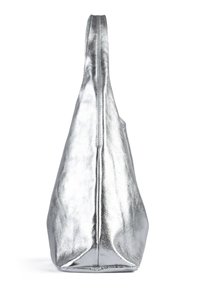 Silverfärgad metallisk axelväska med en slank, vinkelaktig form och slät yta. Har ett enda långt handtag och en minimalistisk design.