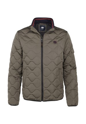 Giacca imbottita verde oliva con motivo a rombi, chiusura frontale con zip e colletto a contrasto blu navy. Presenta un emblema sul petto.
