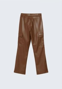 Bruine faux leren cargobroek met zijzakken, wijdvallend ontwerp, gladde textuur, platte tailleband en een nette afwerking.