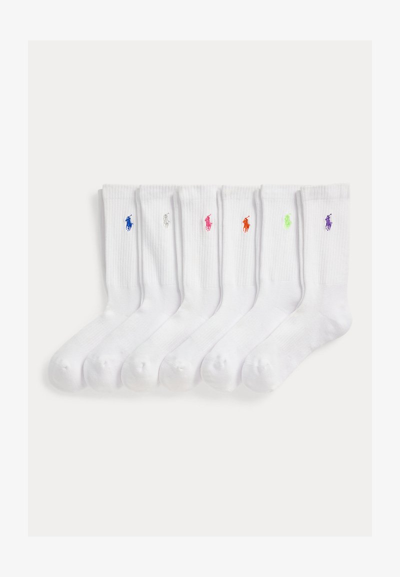 Šest bílých ponožek pro posádku s žebrovanými manžetami, každá s malým vyšitým logem hráče póla v různých barvách: modré, šedé, růžové, oranžové, neonově zelené a fialové.