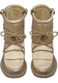 Béžové zateplené zimní boty s texturovaným materiálem, kulatou špičkou a šněrovacím designem. Obsahují poutka a hladký vnitřní podšívku.
