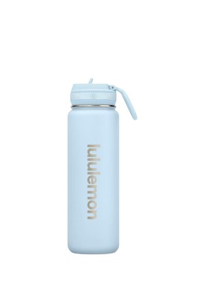 Hellblaue Lululemon Wasserflasche mit Klappdeckel und Strohhalm, vertikal vorne aufgedruckter Markenname.