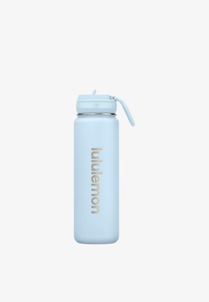 Hellblaue Lululemon Wasserflasche mit Klappdeckel und Strohhalm, vertikal vorne aufgedruckter Markenname.
