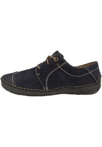 Scarpa in pelle blu navy con cuciture bianche, punta rotonda, lacci beige e suola in gomma. Design minimalista senza motivi o accenti visibili.
