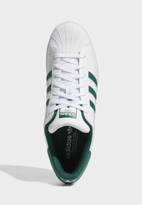 adidas Originals SUPERSTAR - Treniņu apavi - ftwr white/collegiate green/ftwr white