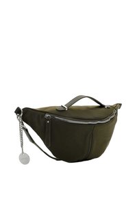 Heuptas van olijfgroene stof met zilveren rits, bovenhandvat, verstelbare band en een ronde zilveren merketiket hangend aan een ketting.