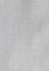 Tessuto grigio chiaro con una texture liscia, caratterizzato da un motivo di tessitura sottile. Il materiale ha un aspetto morbido e uniforme.