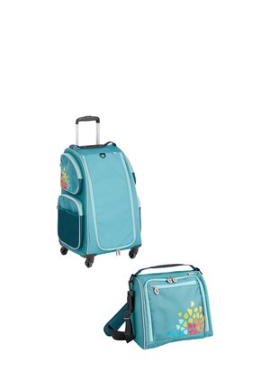 Turquoise trolleykoffer en bijpassende schoudertas met patroonaccenten, voorzien van glad materiaal, meerdere vakken en een intrekbare handgreep.
