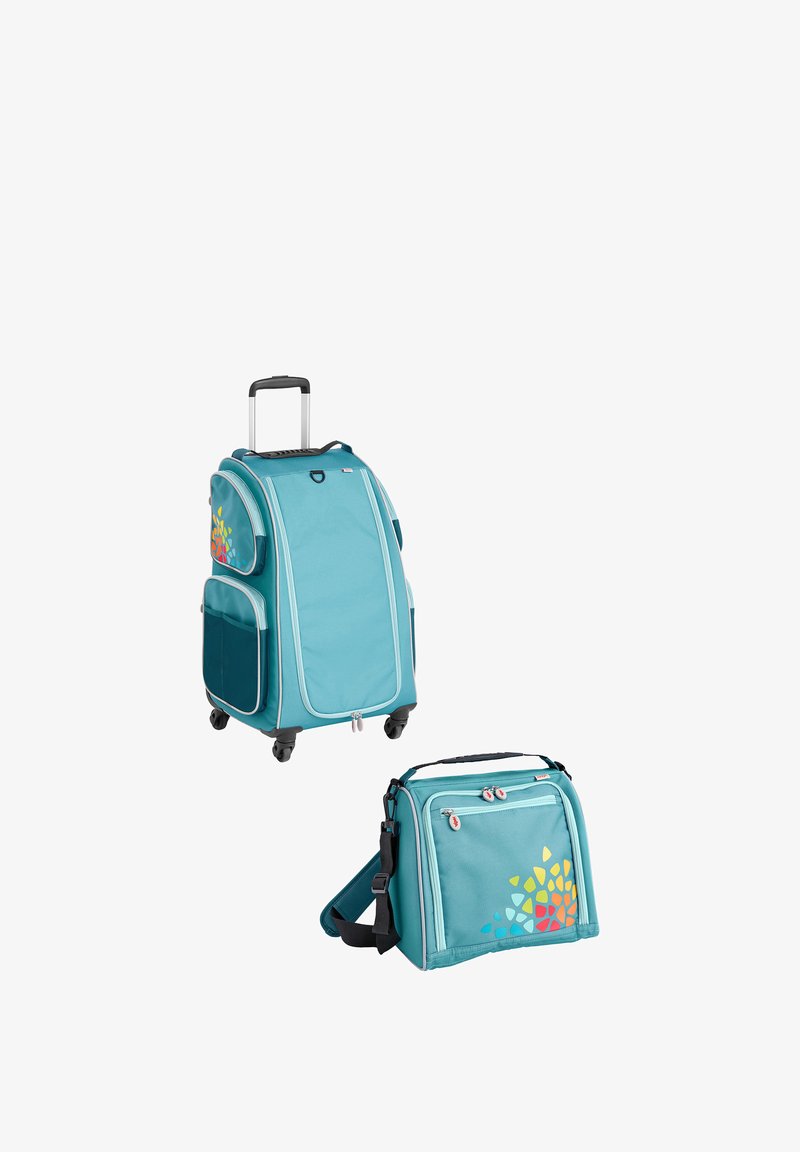 Turkusowa walizka na kółkach oraz dopasowana torba na ramię z wzorzystymi akcentami, wykonane z gładkiego materiału, wyposażone w liczne kieszenie oraz wysuwany uchwyt.