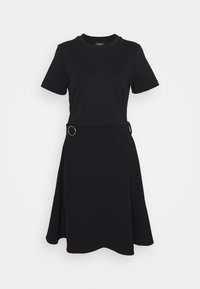 Czarna sukienka z krótkimi rękawami, dopasowanym górym i rozkloszowanym dołem, z metalowym akcentem w talii. Gładki, lekki materiał, prosta forma.