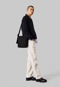 EASE - Skulderveske - black